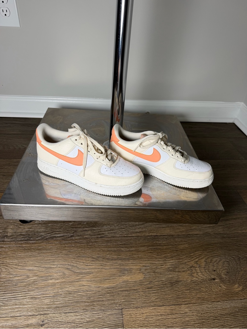 Nike Low-Top Sneakers in White and Peach - Picture 2 of 4